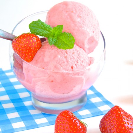 Summery Strawberry Frozen Yogurt