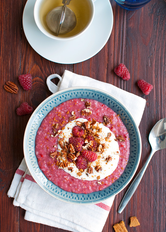 The Tough Cookie | Powerbreakfast Raspberry Oats with Cinnamon and Biscoff Crumbles | thetoughcookie.com